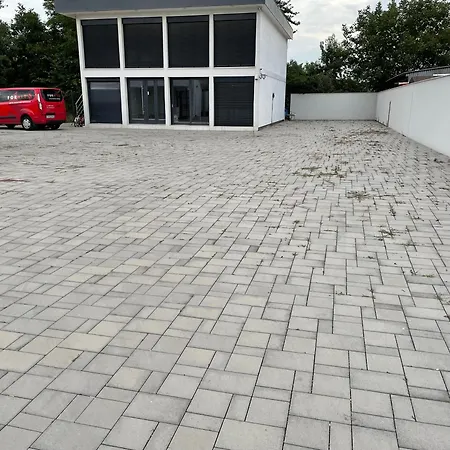 Moderny Novy S Bezplatnym Parkovanim V Objekte, Self-checking Pozsony